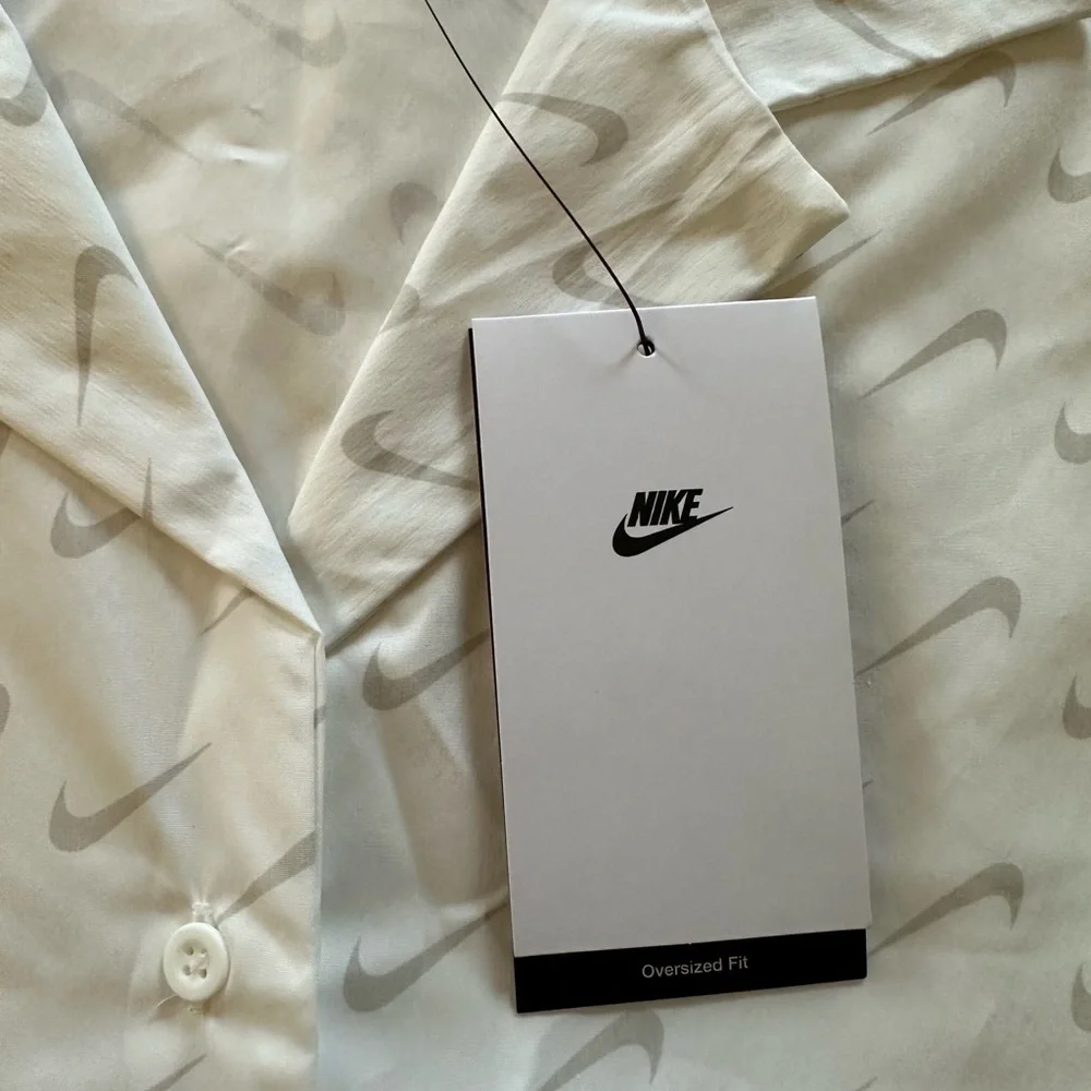 Nike Swoosh Button Up White Camp Shirt Women’s Boyfriend Fit Size Medium